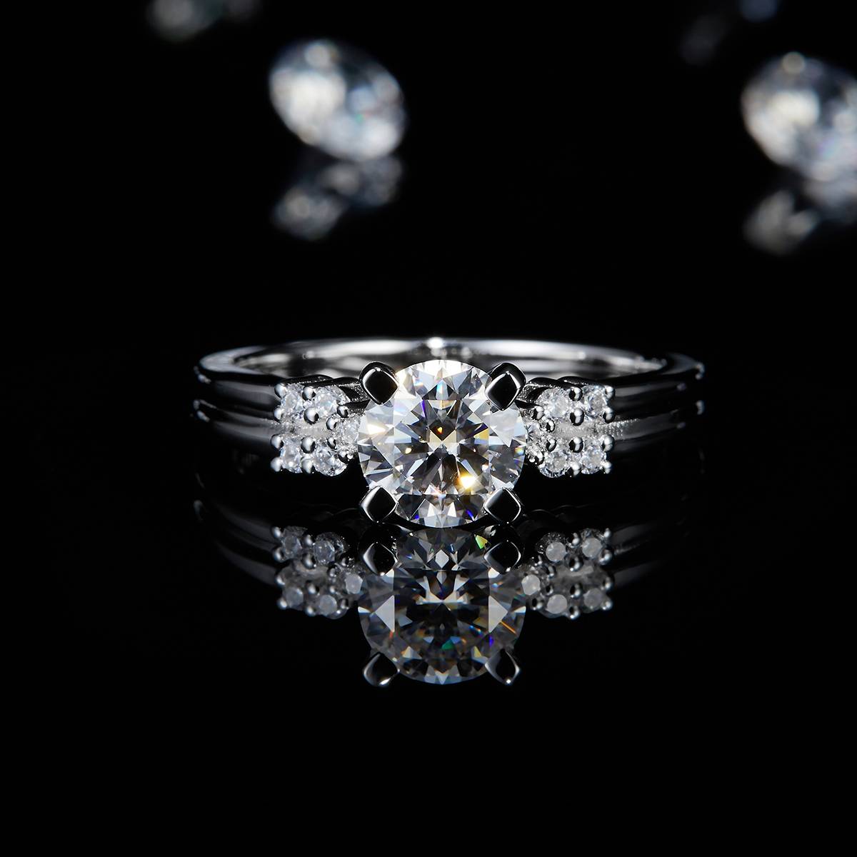轻奢四爪女戒S925银镀白金定制选款主石莫桑钻1.0ct/副石高碳钻