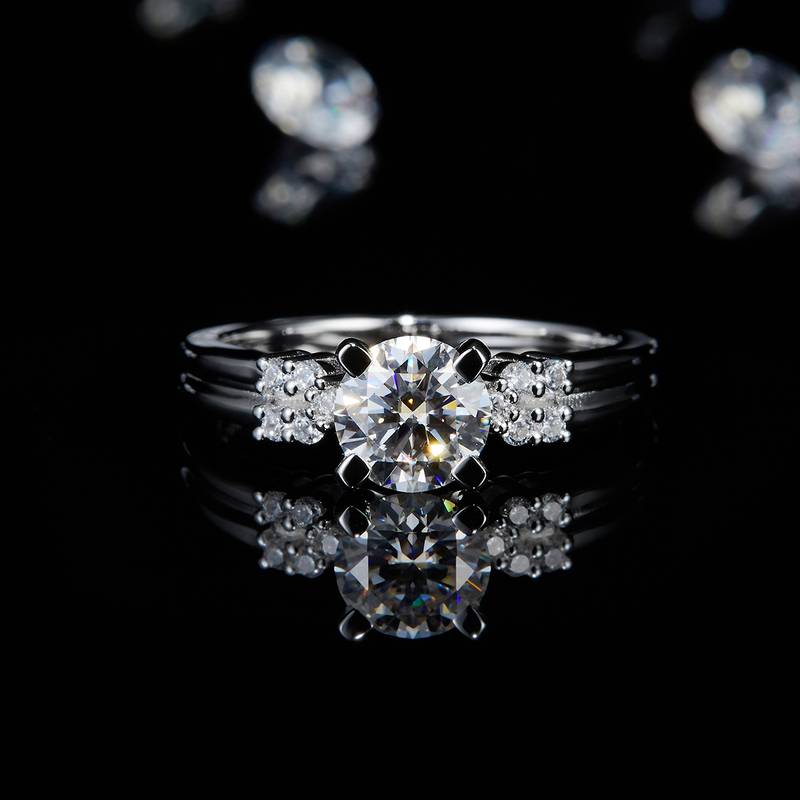 轻奢四爪女戒S925银镀白金定制选款主石莫桑钻1.0ct/副石高碳钻