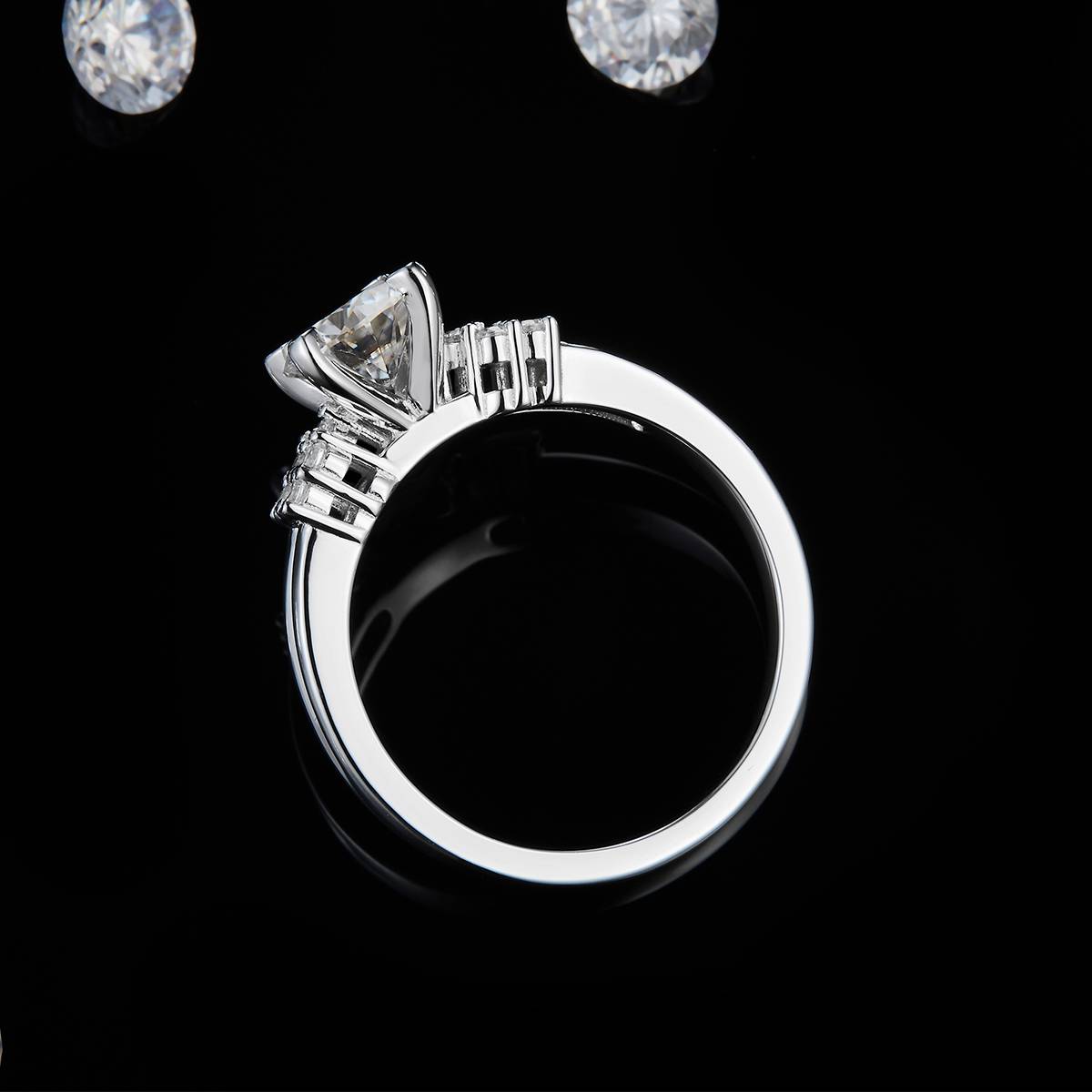 轻奢四爪女戒S925银镀白金定制选款主石莫桑钻1.0ct/副石高碳钻