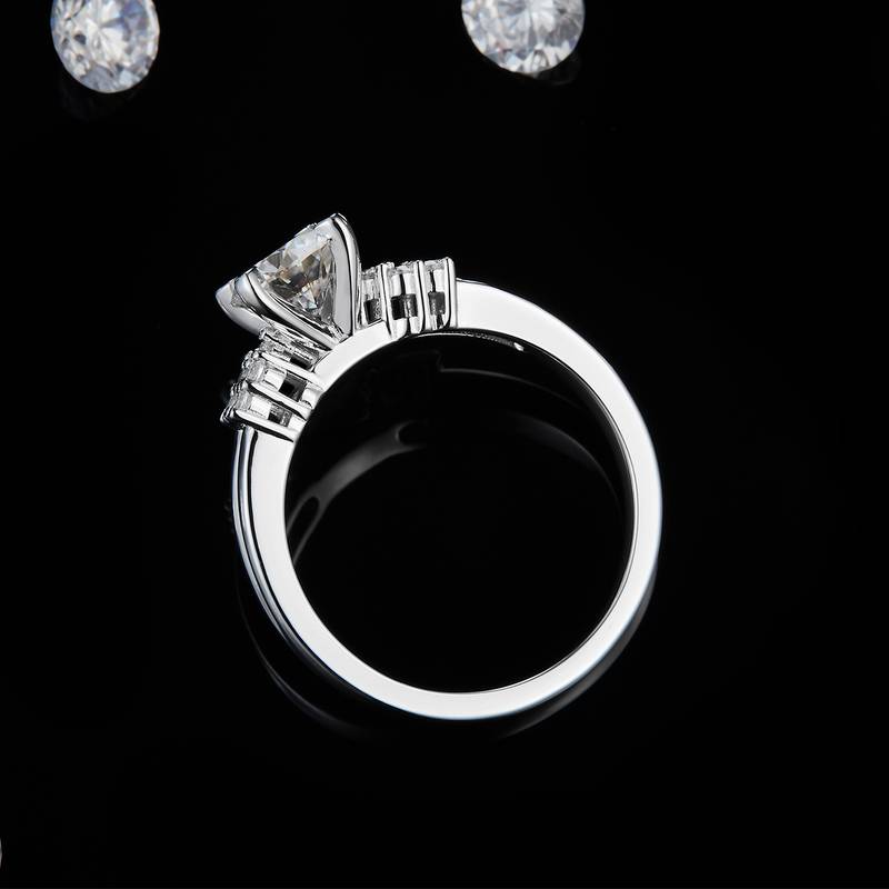 轻奢四爪女戒S925银镀白金定制选款主石莫桑钻1.0ct/副石高碳钻