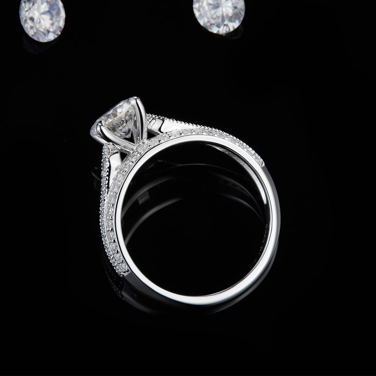 轻奢满钻女戒S925银镀白金定制选款主石莫桑钻1.0ct/副石高碳钻