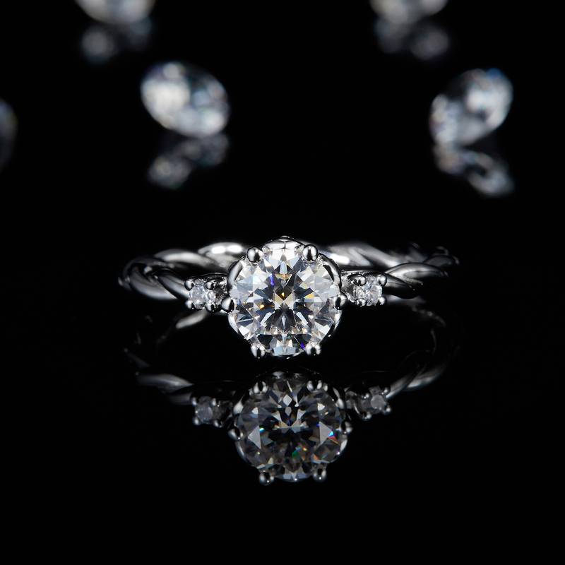 满圈扭臂六爪Women's RingS925银镀白金定制选款主石Moissanite1.0ct/副石高碳钻