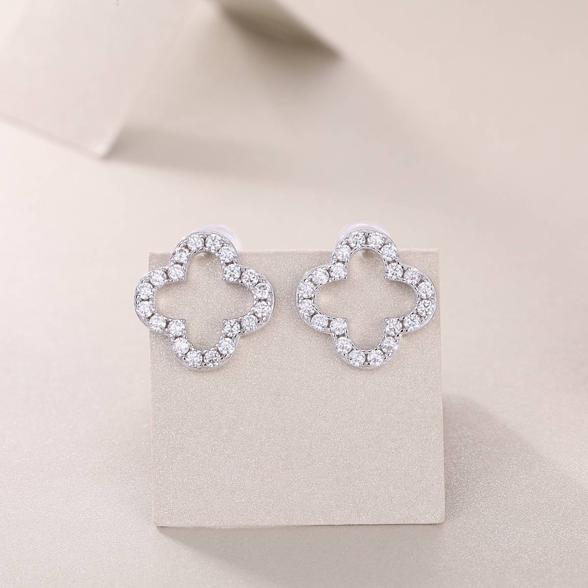 E13236款S925银镀18K白金Moissanite四叶草Stud Earring0.6ct