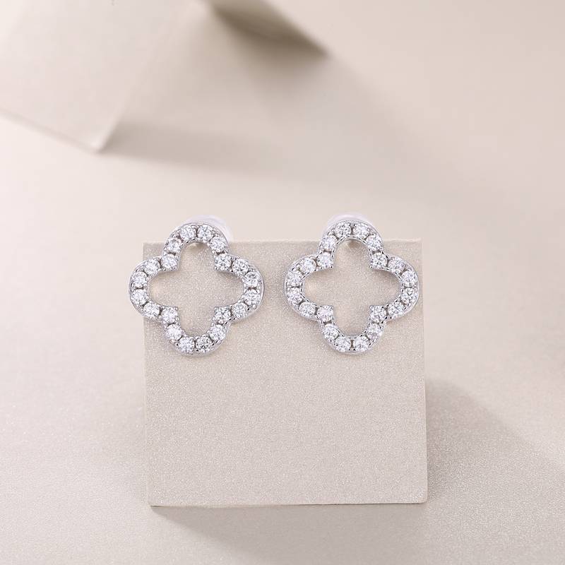 E13236款S925银镀18K白金Moissanite四叶草Stud Earring0.6ct