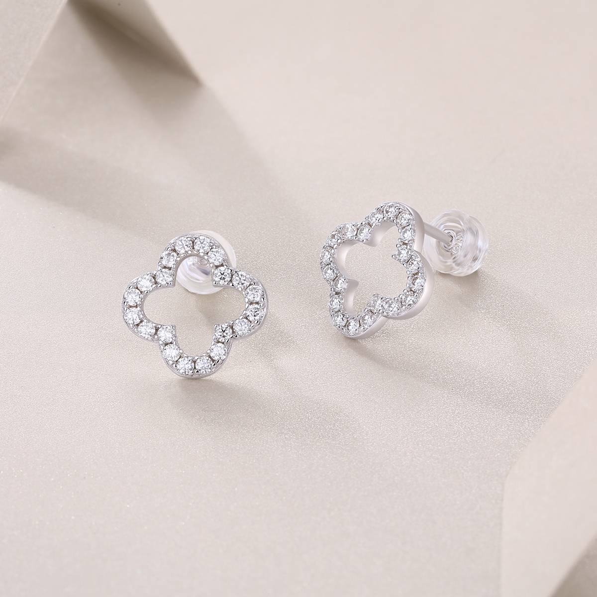 E13236款S925银镀18K白金Moissanite四叶草Stud Earring0.6ct