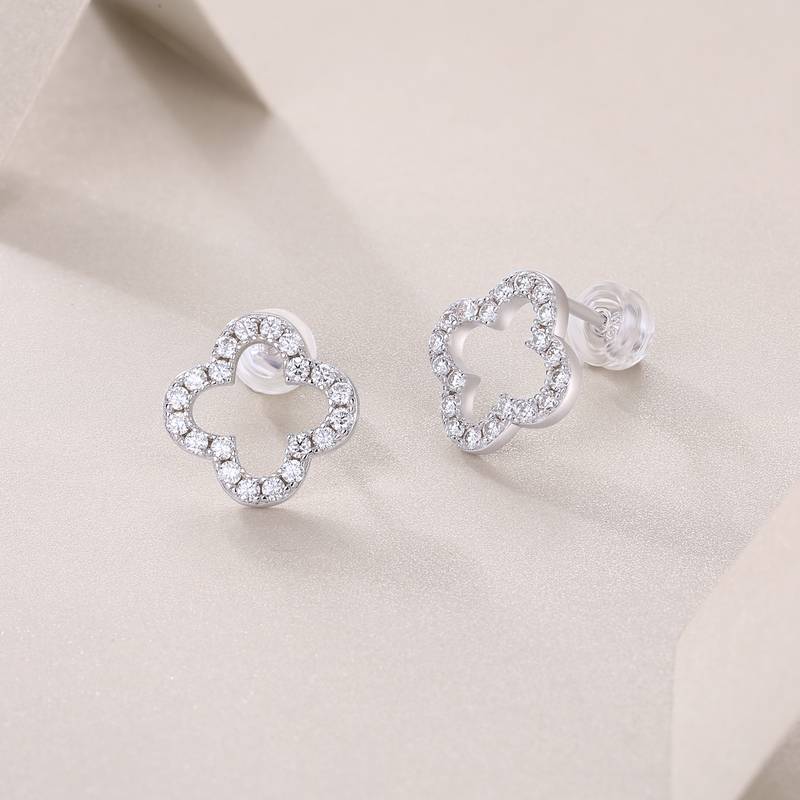 E13236款S925银镀18K白金Moissanite四叶草Stud Earring0.6ct