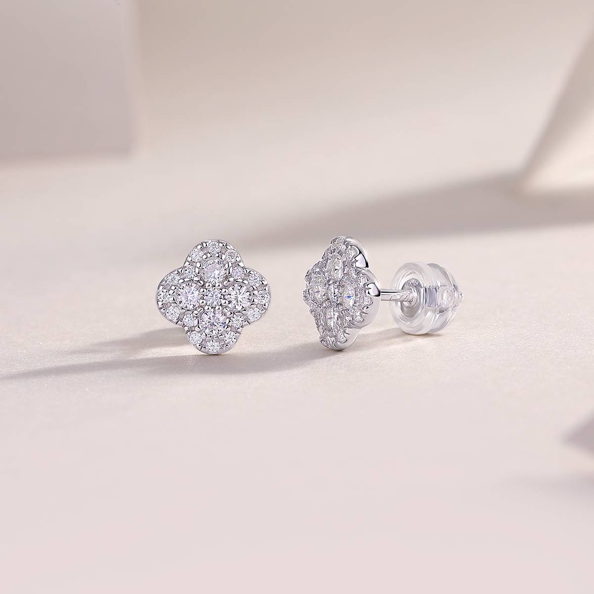 E13478款S925银镀18K白金Moissanite幸运四叶草Stud Earring0.46ct
