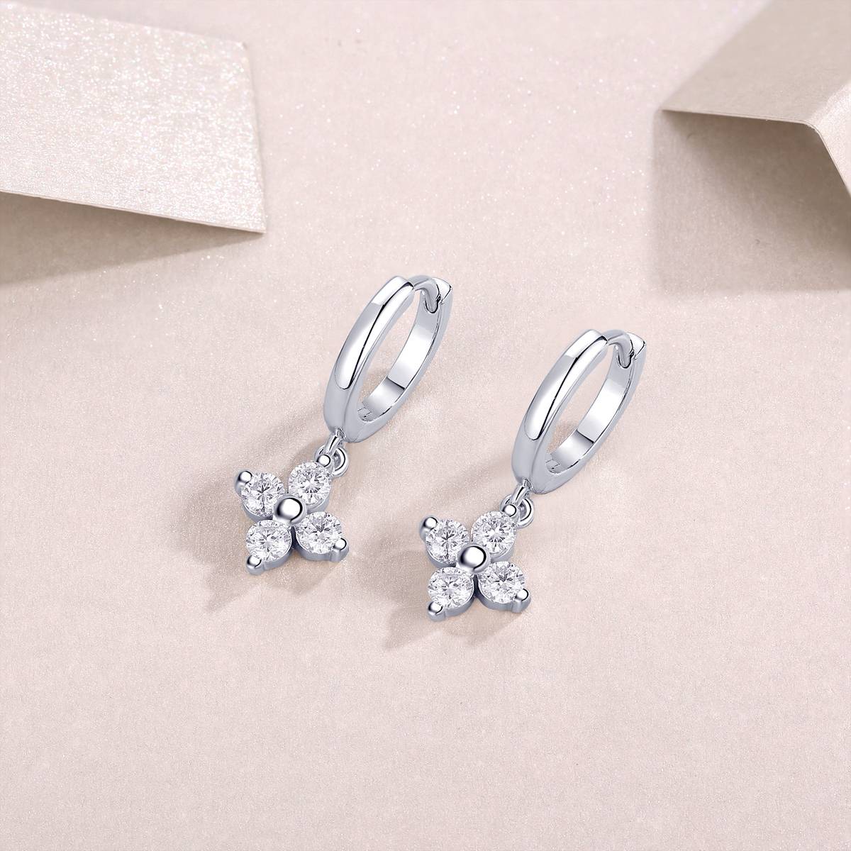 SE13900款S925银镀18K白金花朵耳环莫桑钻0.8CT