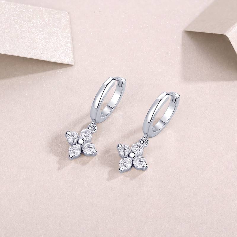 SE13900款S925银镀18K白金花朵耳环莫桑钻0.8CT