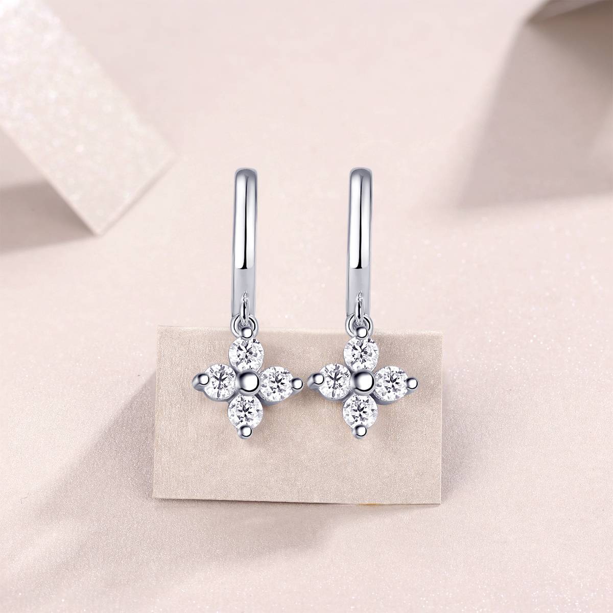 SE13900款S925银镀18K白金花朵耳环莫桑钻0.8CT