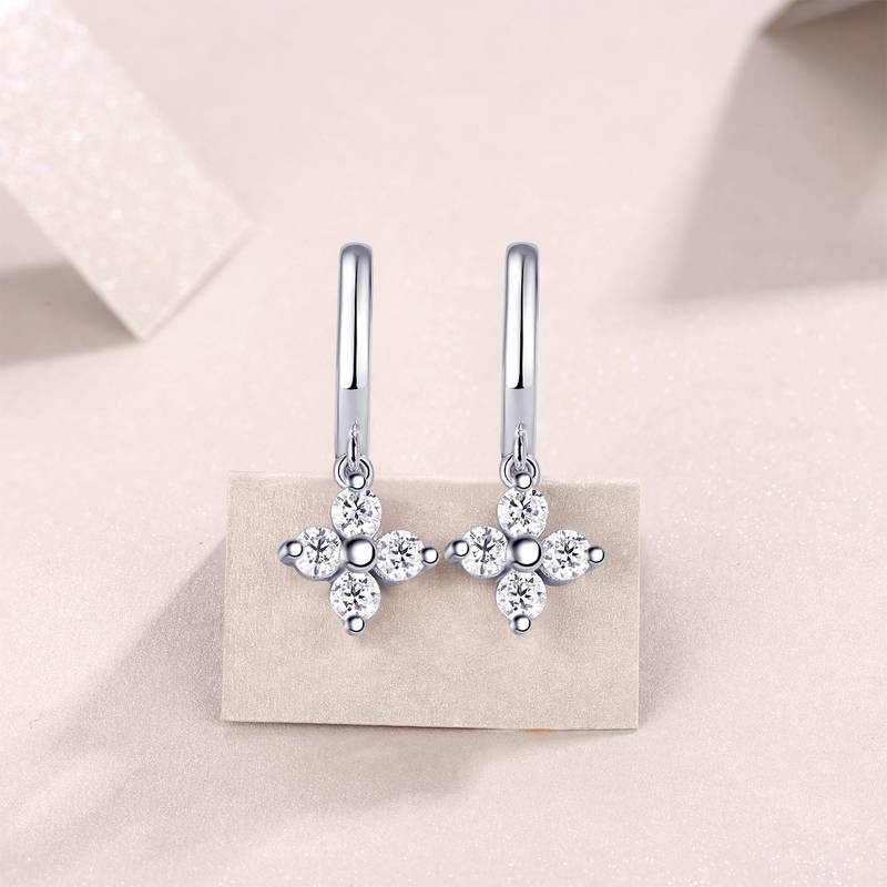 SE13900款S925银镀18K白金花朵耳环莫桑钻0.8CT