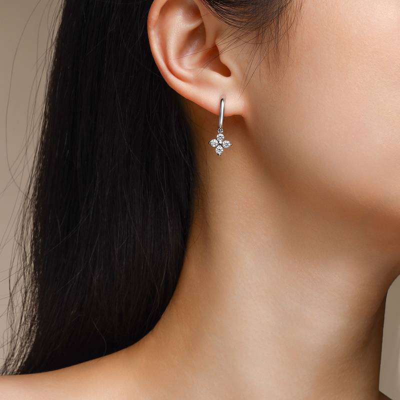 SE13900款S925银镀18K白金花朵耳环莫桑钻0.8CT