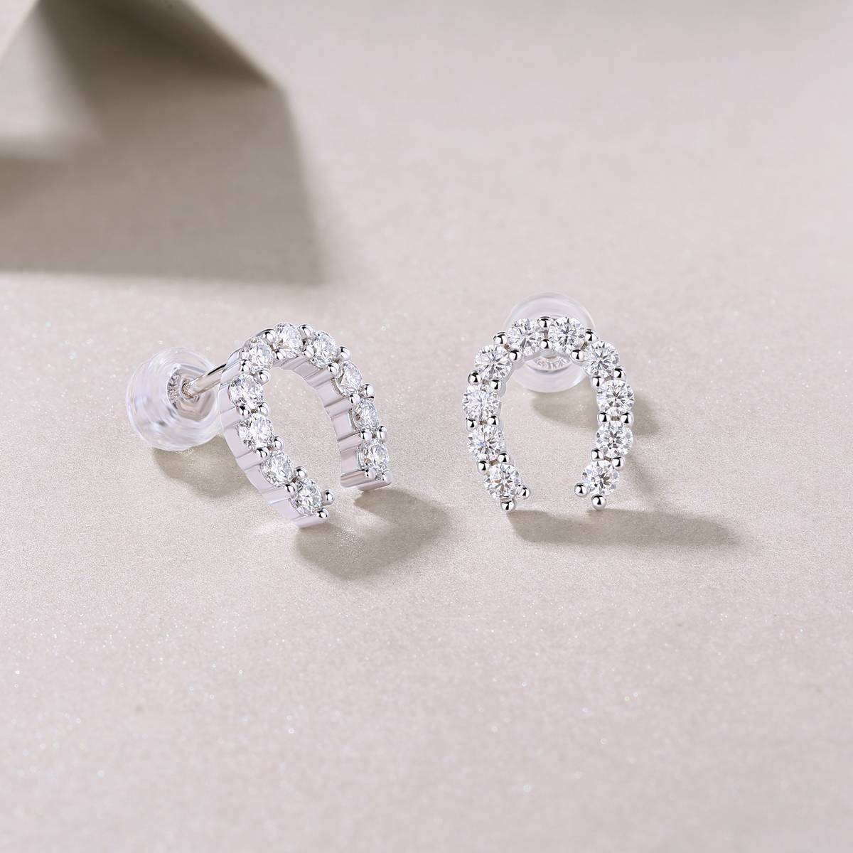 E13153款S925银镀18K白金马蹄耳钉莫桑钻0.6CT