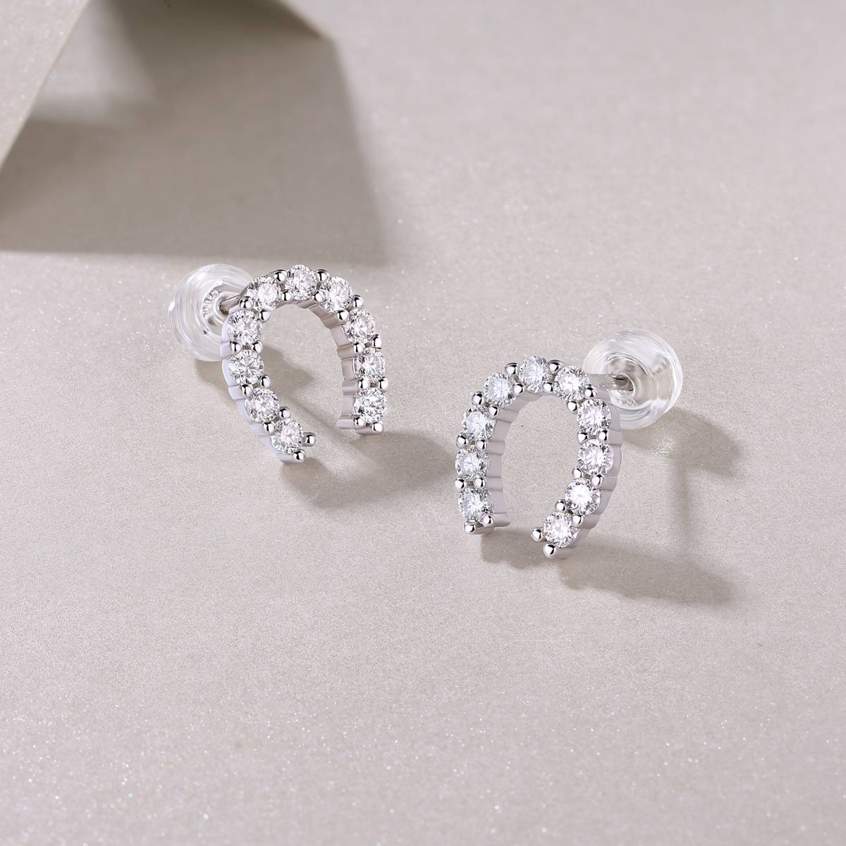 E13153款S925银镀18K白金马蹄耳钉莫桑钻0.6CT