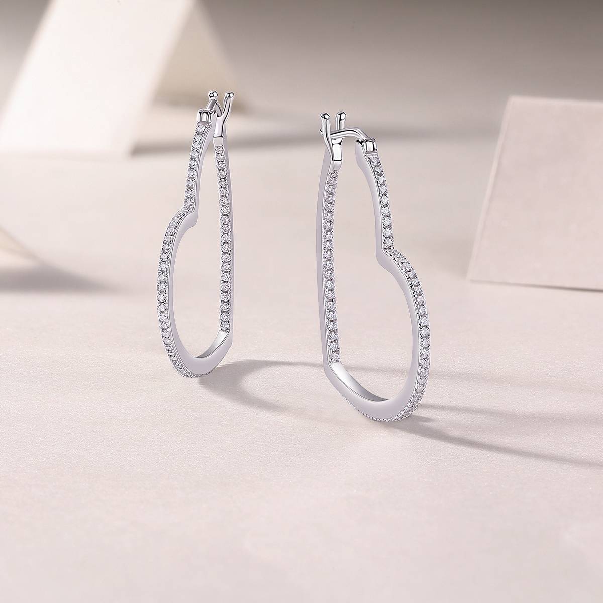 E13702款S925银镀18K白金心形耳圈Moissanite0.72ct