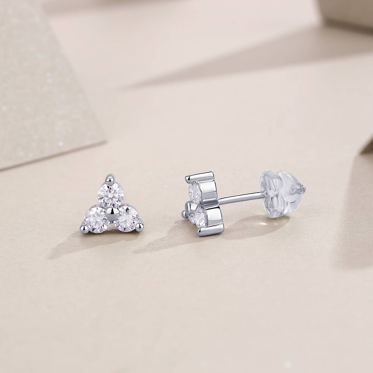 E13859款S925银镀18K白金莫桑钻小花耳钉0.6CT