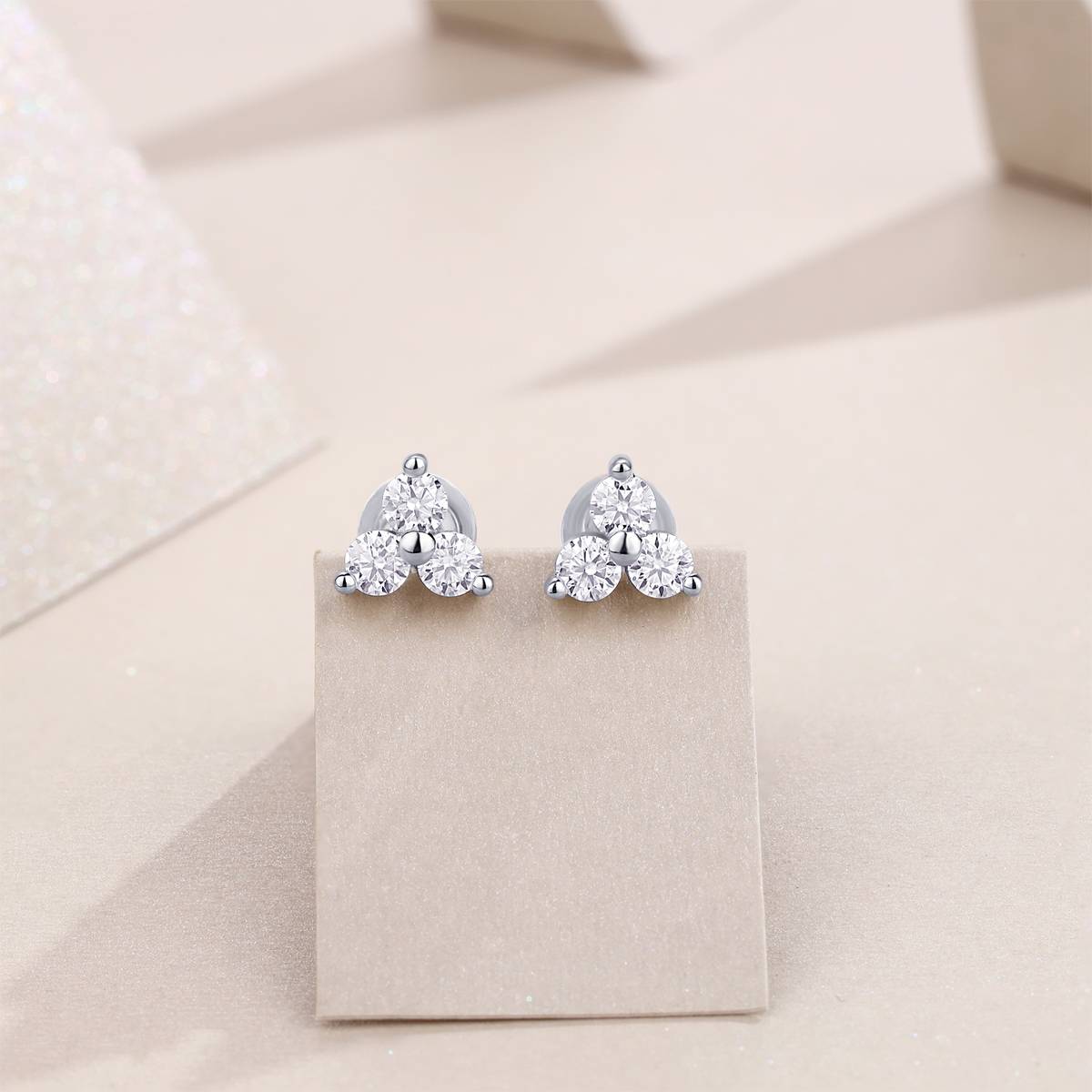 E13859款S925银镀18K白金莫桑钻小花耳钉0.6CT