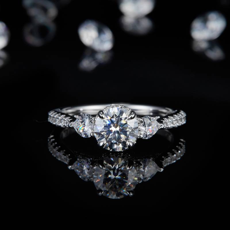 三石款四爪圆钻女戒S925银镀白金定制选款主石莫桑钻1.0ct/副石高碳钻