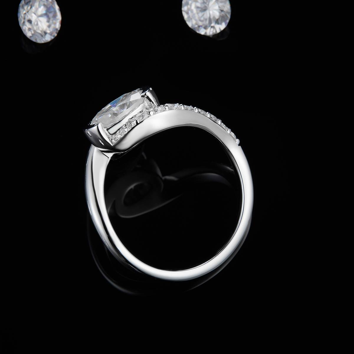 扭臂微镶蛋形女戒S925银镀白金定制选款主石莫桑钻1.5ct/副石高碳钻