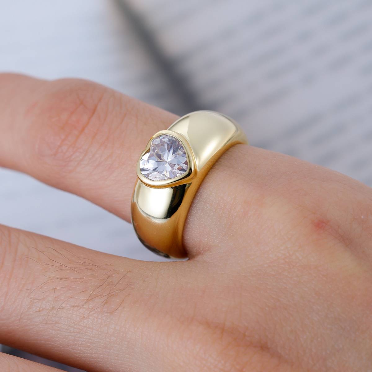 MR0092款S925银镀18K黄金包镶心形莫桑钻款女戒7.0mm/1.2CT