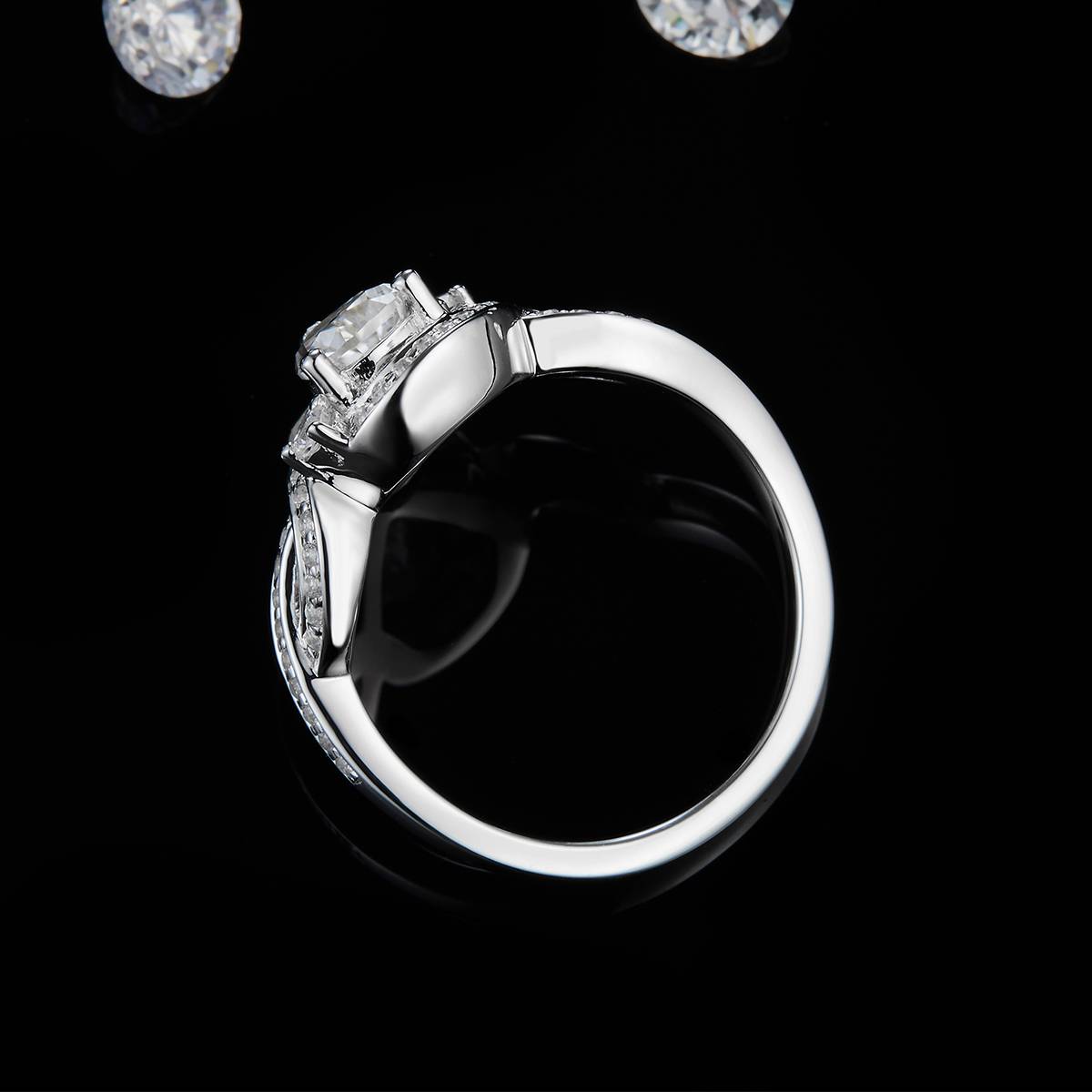 扭臂包镶水滴钻女戒S925银镀白金定制选款主石莫桑钻0.8ct/副石高碳钻