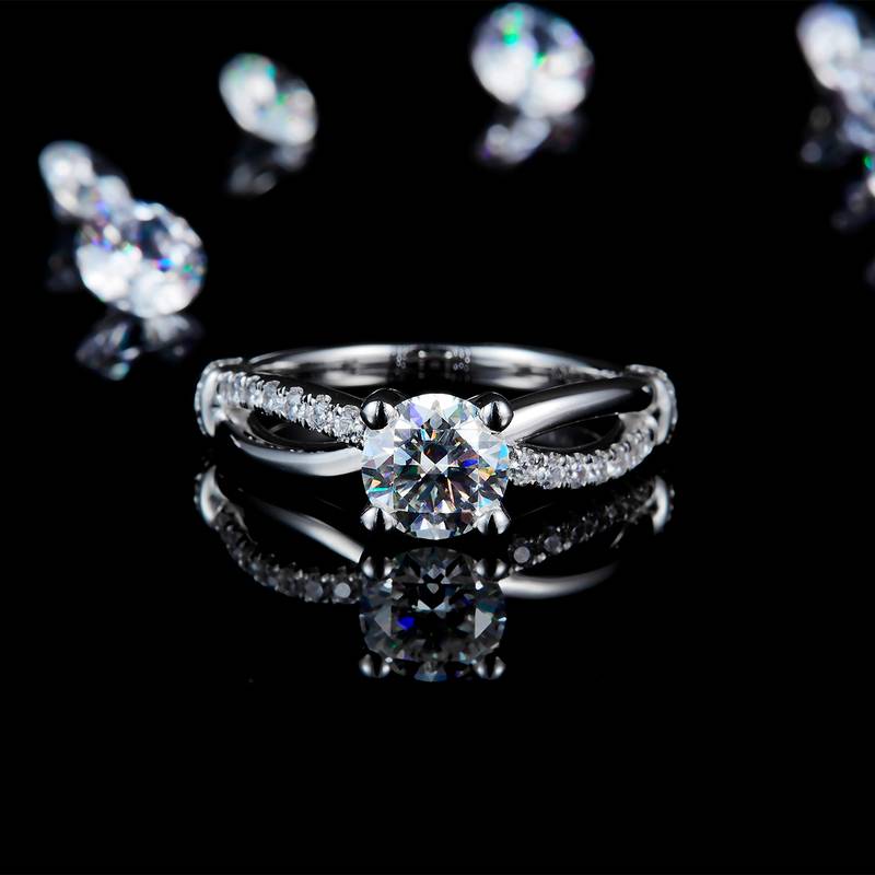 扭臂微镶四爪Women's RingS925银镀白金定制选款主石Moissanite1.0ct/副石高碳钻