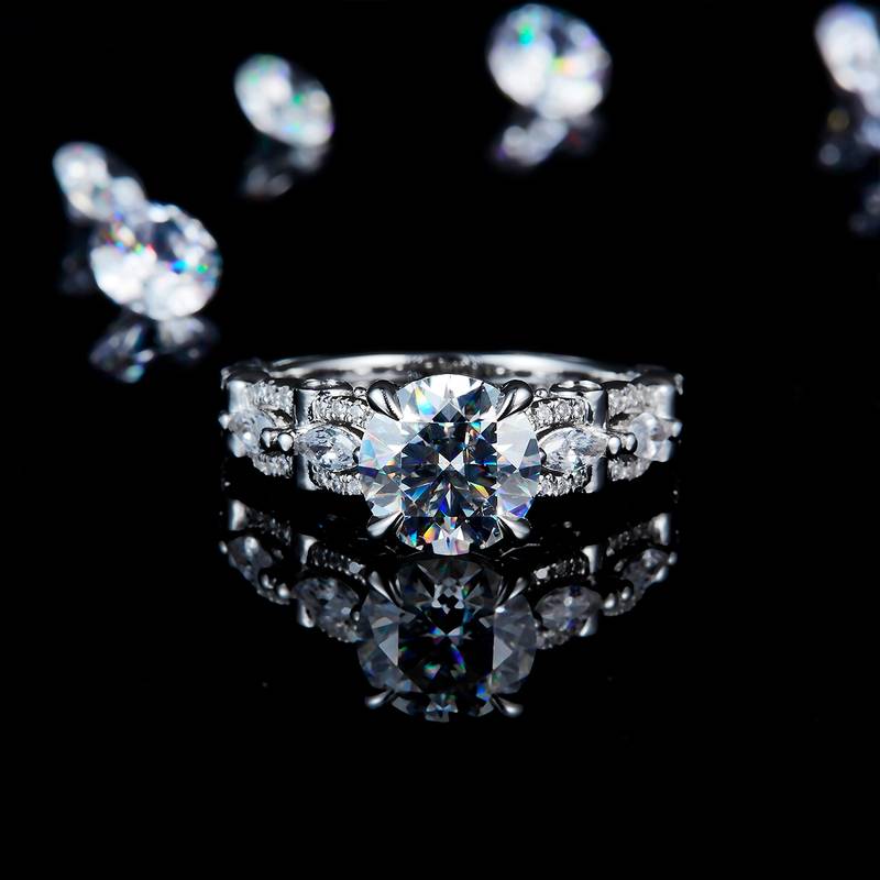 Affordable Luxury高级感四爪Women's RingS925银镀白金定制选款主石Moissanite2.0ct/副石高碳钻
