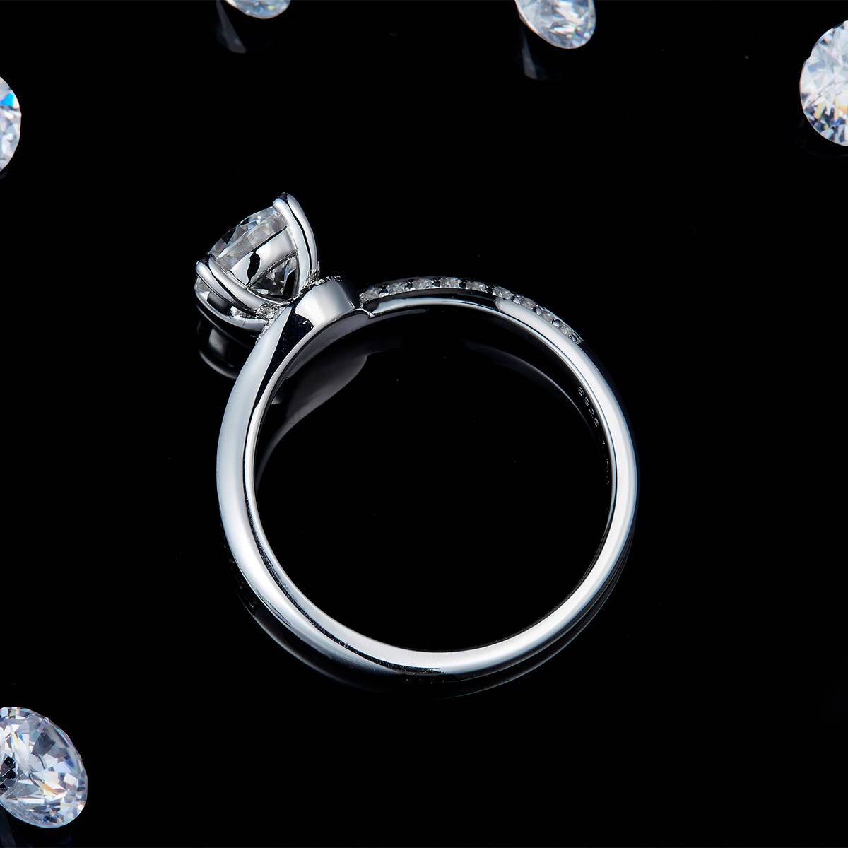 扭臂四爪女戒S925银镀白金定制选款主石莫桑钻1.0ct/副石高碳钻