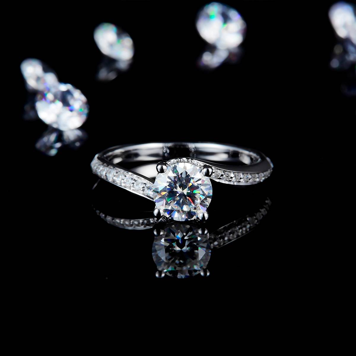 扭臂四爪女戒S925银镀白金定制选款主石莫桑钻1.0ct/副石高碳钻