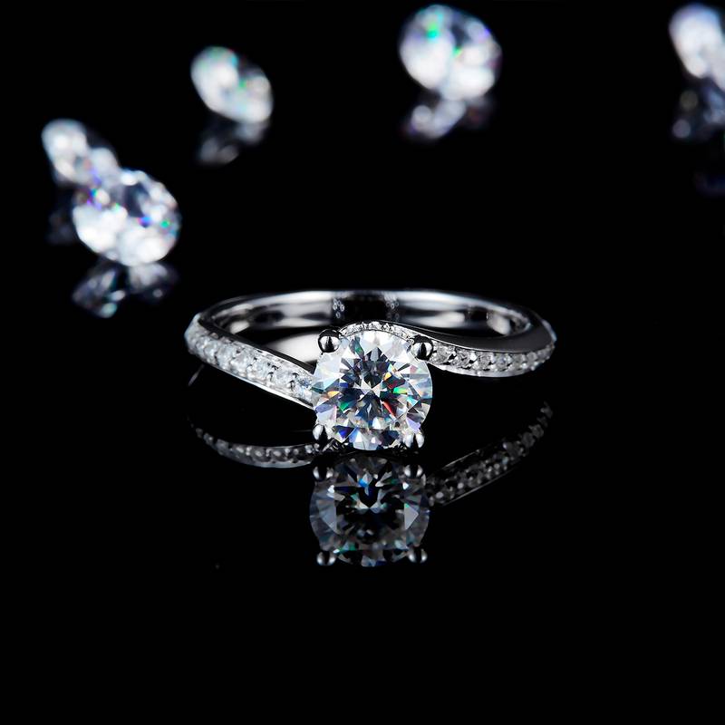 扭臂四爪Women's RingS925银镀白金定制选款主石Moissanite1.0ct/副石高碳钻