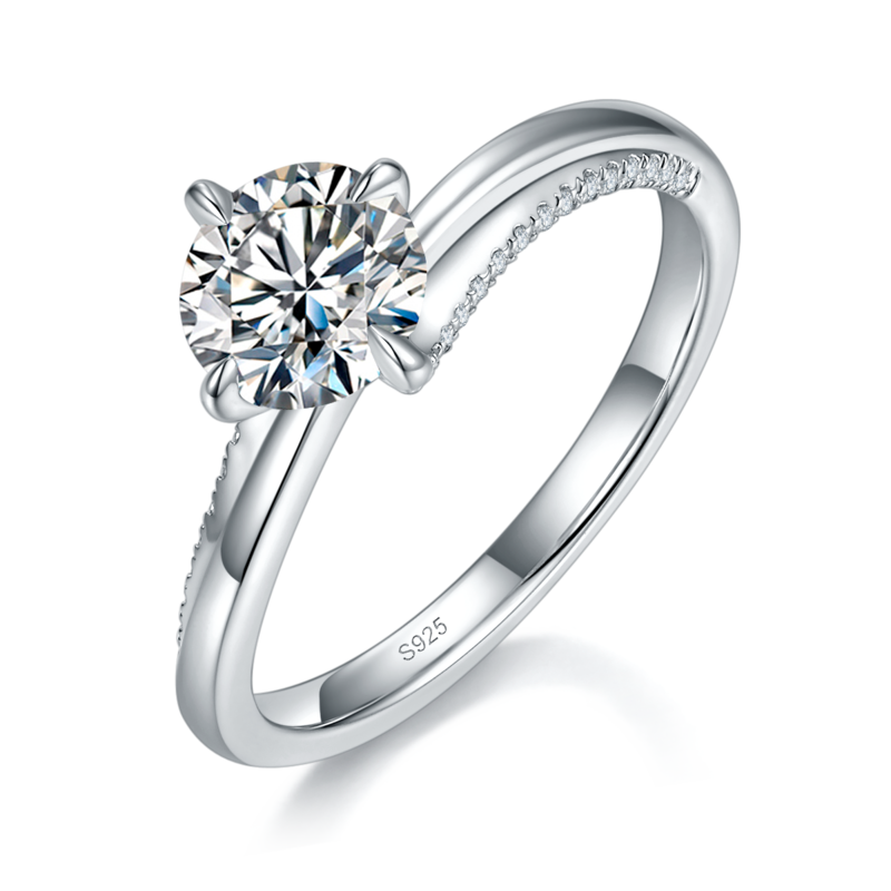 简约Fashion款扭臂四爪Women's RingS925银镀白金定制选款主石Moissanite1.0ct/副石高碳钻
