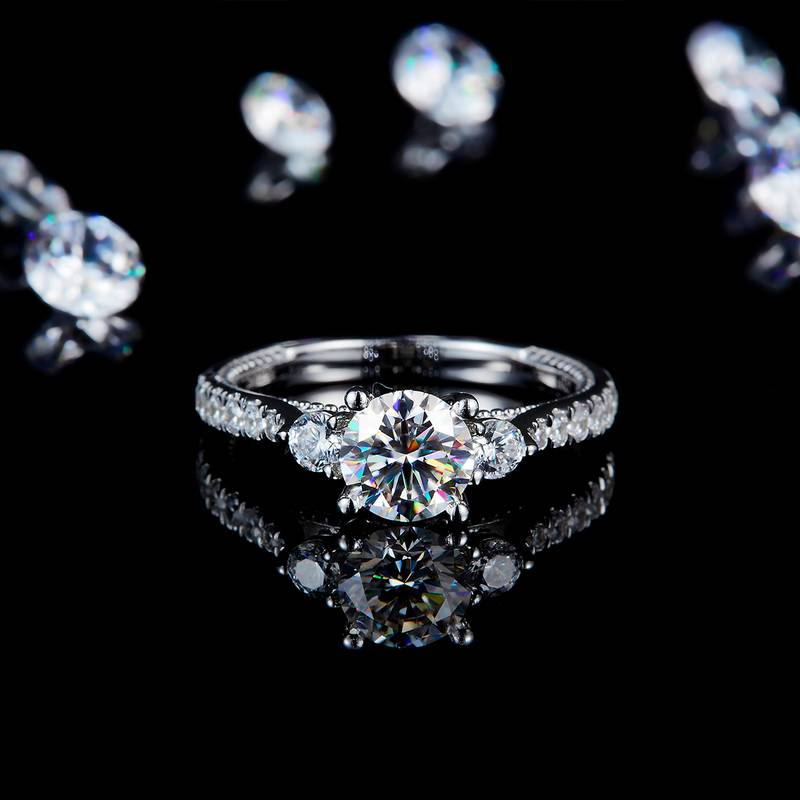 三石款圆钻四爪Women's RingS925银镀白金定制选款主石Moissanite1.0ct/副石高碳钻