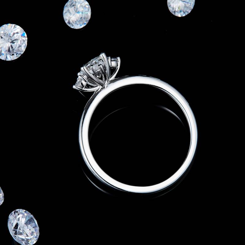 时尚简约蛋形女戒S925银镀白金定制选款主石莫桑钻1.0ct/副石高碳钻
