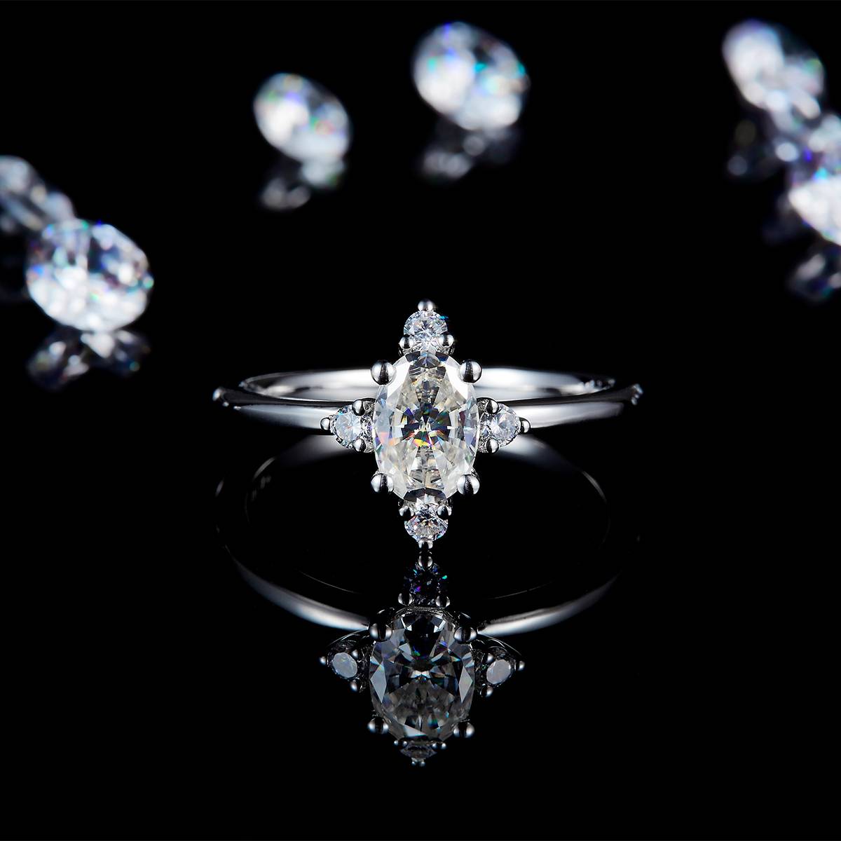时尚简约蛋形女戒S925银镀白金定制选款主石莫桑钻1.0ct/副石高碳钻
