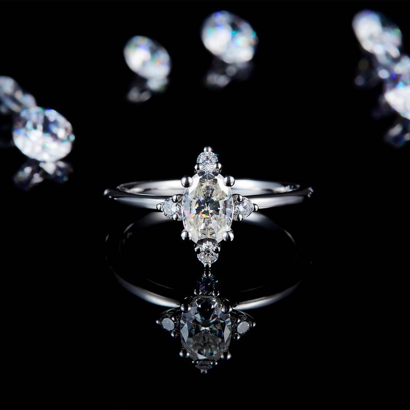 时尚简约蛋形女戒S925银镀白金定制选款主石莫桑钻1.0ct/副石高碳钻