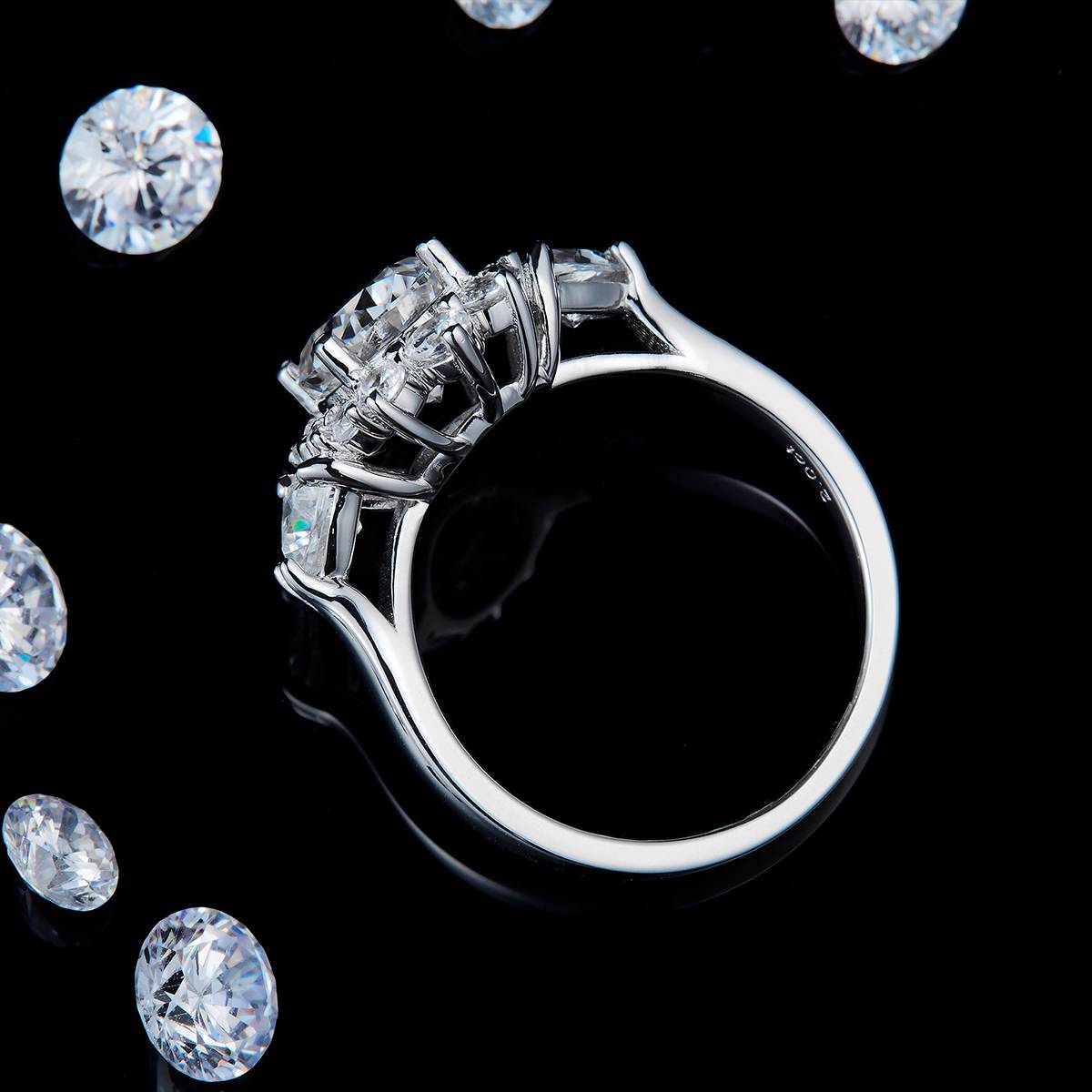 三石轻奢蛋形女戒S925银镀白金定制选款主石莫桑钻2.0ct/副石高碳钻