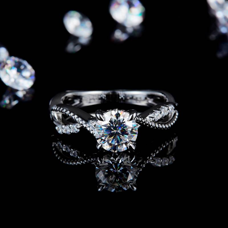 扭臂四爪Women's RingS925银镀白金定制选款主石Moissanite1.0ct/副石高碳钻