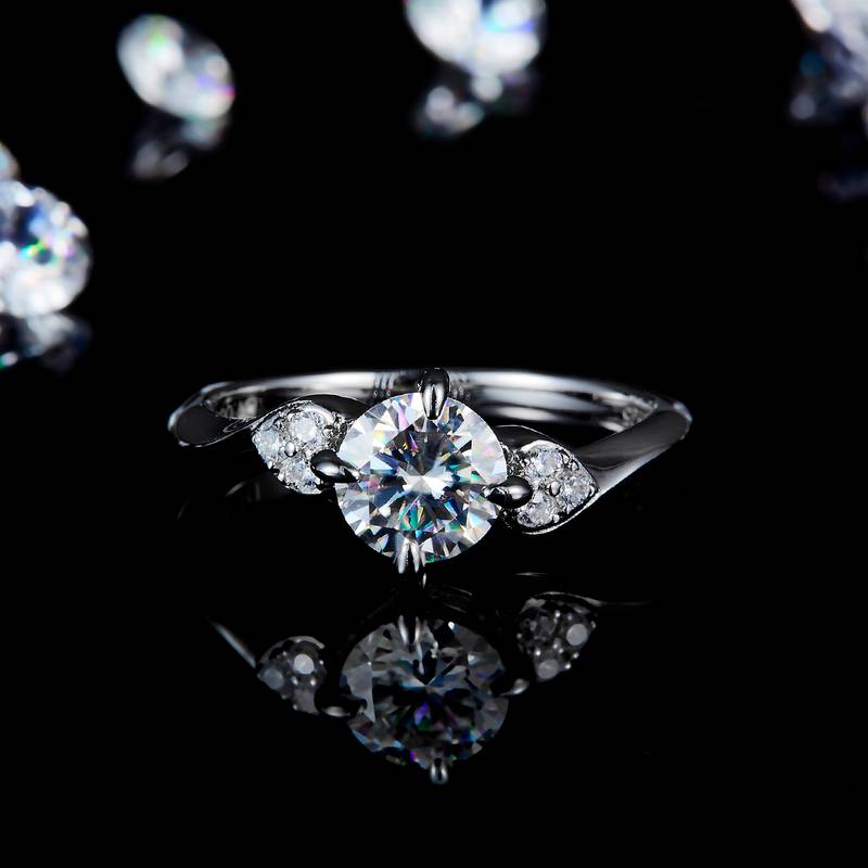 时尚扭臂女戒S925银镀白金定制选款主石莫桑钻1.0ct/副石高碳钻