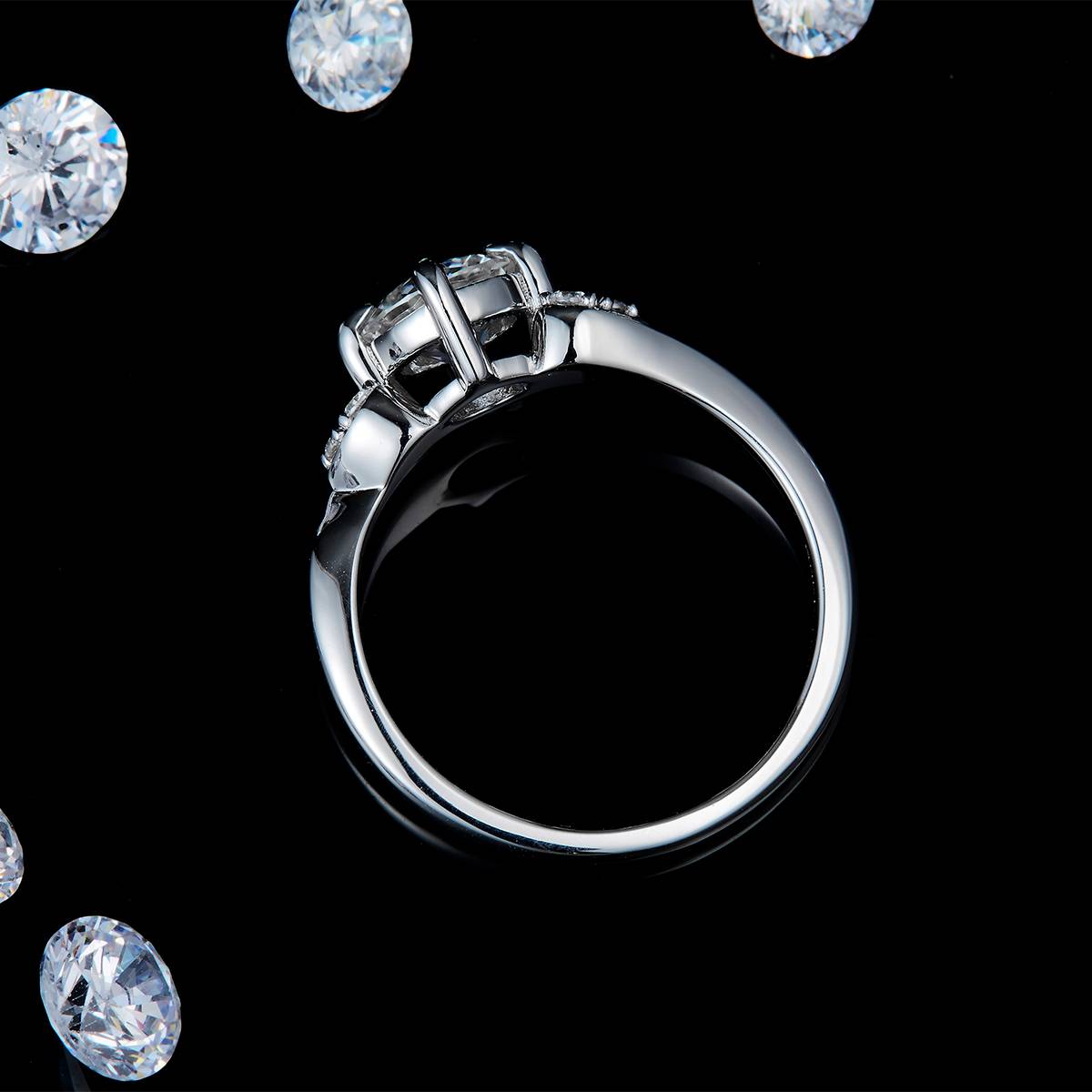 时尚扭臂女戒S925银镀白金定制选款主石莫桑钻1.0ct/副石高碳钻