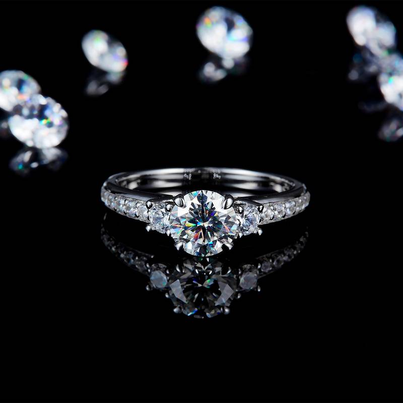 直臂微镶三石款女戒S925银镀白金定制选款主石莫桑钻1.0ct/副石高碳钻
