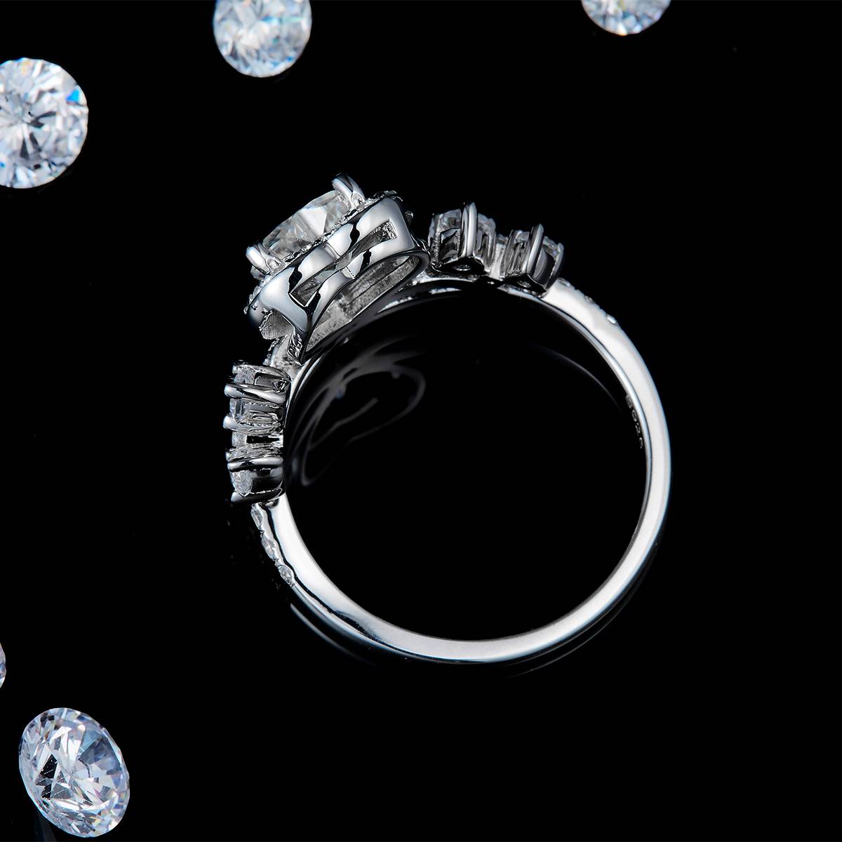 爱心皇冠女戒S925银镀白金定制选款主石莫桑钻1.0ct/副石高碳钻