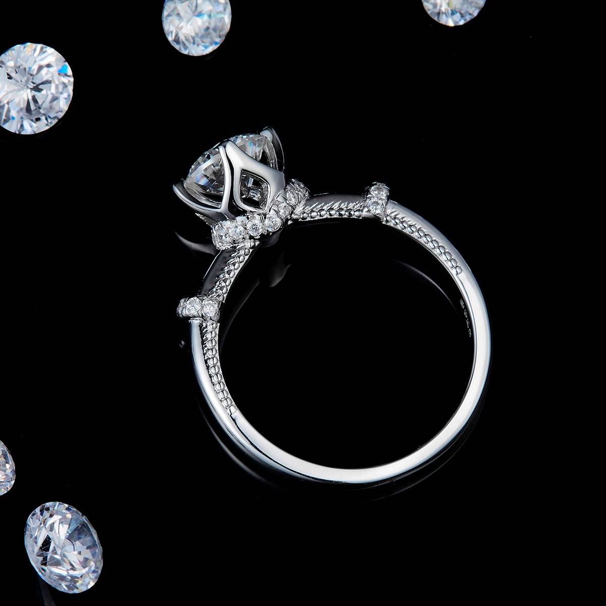 四爪花苞圆钻滚珠女戒S925银镀白金定制选款主石莫桑钻1.0ct/副石高碳钻