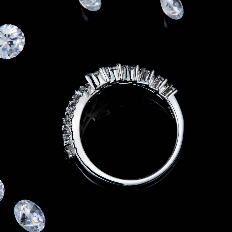 错位轻奢风女戒S925银镀白金定制选款莫桑钻0.62ct