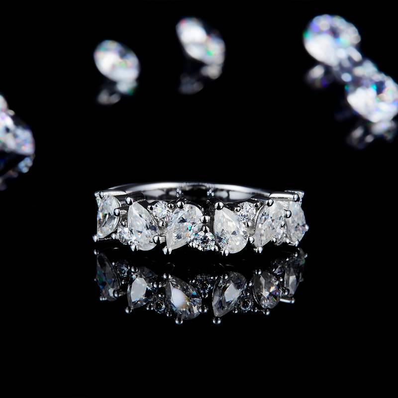梨形拼镶圆钻排戒S925银镀白金定制选款副石莫桑钻2.31ct