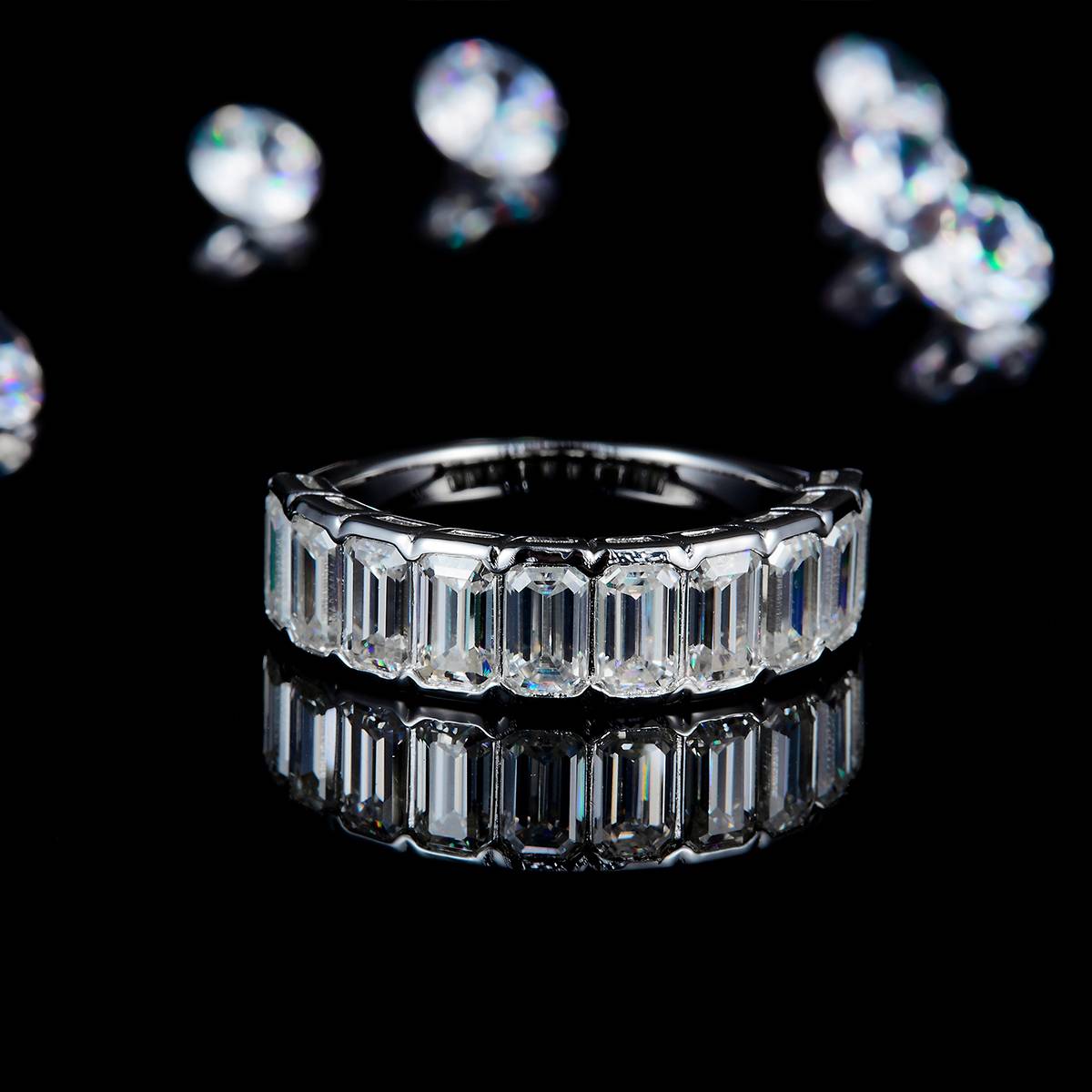 Emerald Cutting Half Circle Ring S925 Silver Plated Platinum Customized Selection Side Stone Moissanite 5.0ct