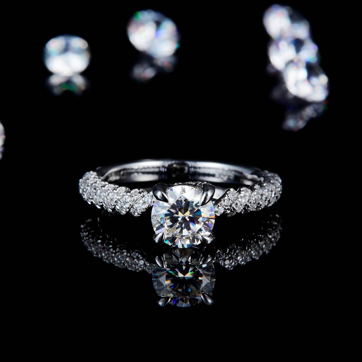 豪镶四爪求婚女戒S925银镀白金定制选款主石莫桑钻1.0ct/副石高碳钻