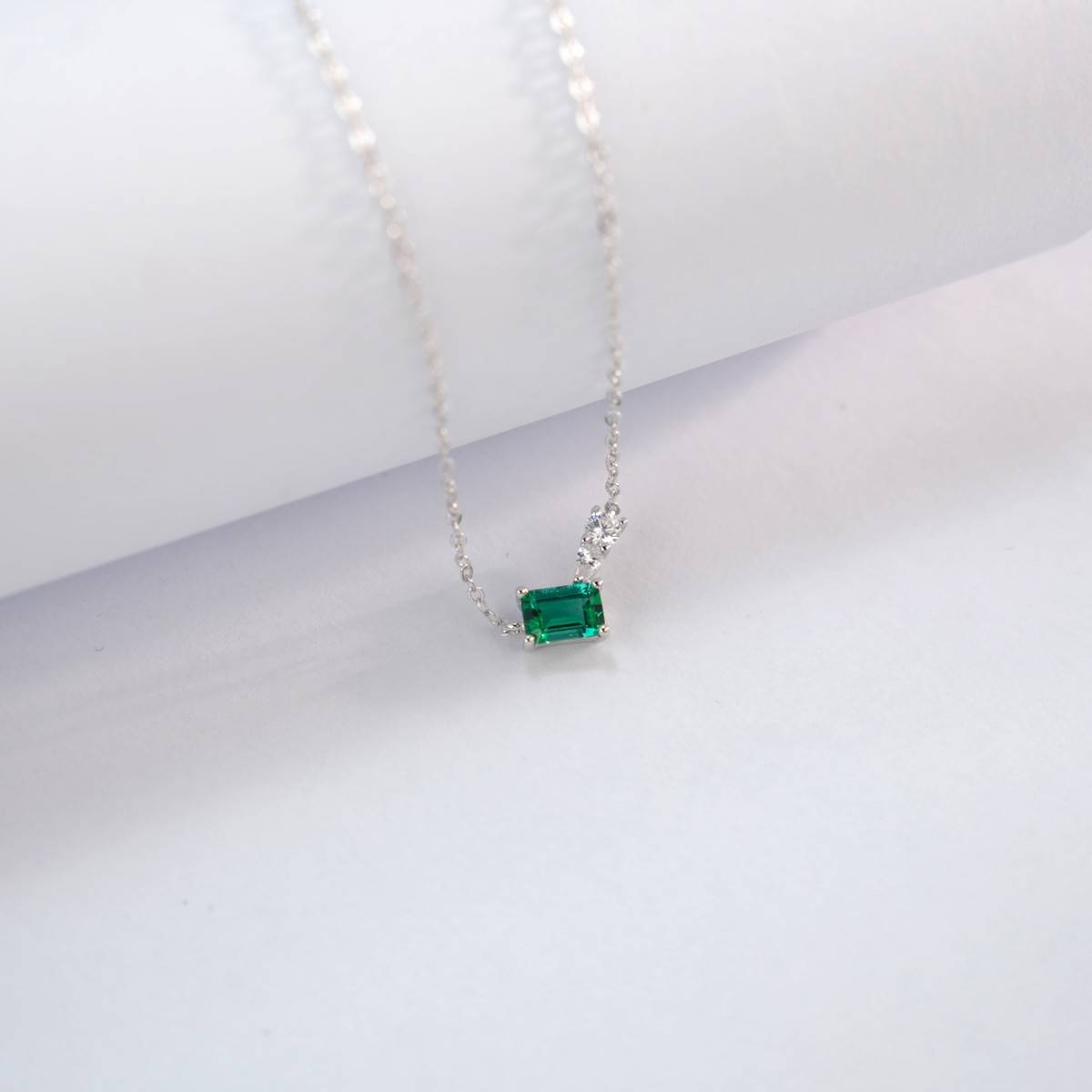 P5508R款S925银镀18K白金祖母绿切割培育彩宝Necklace主石6*4mmmm