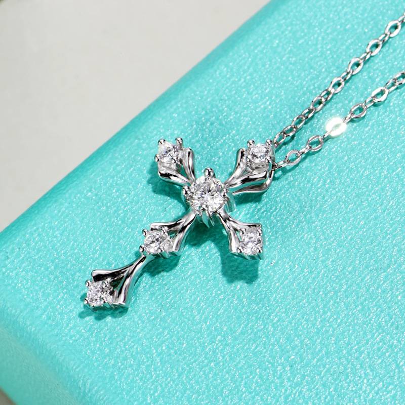 P210220019款S925银镀18K白金十字架莫桑钻项链主石0.2ct