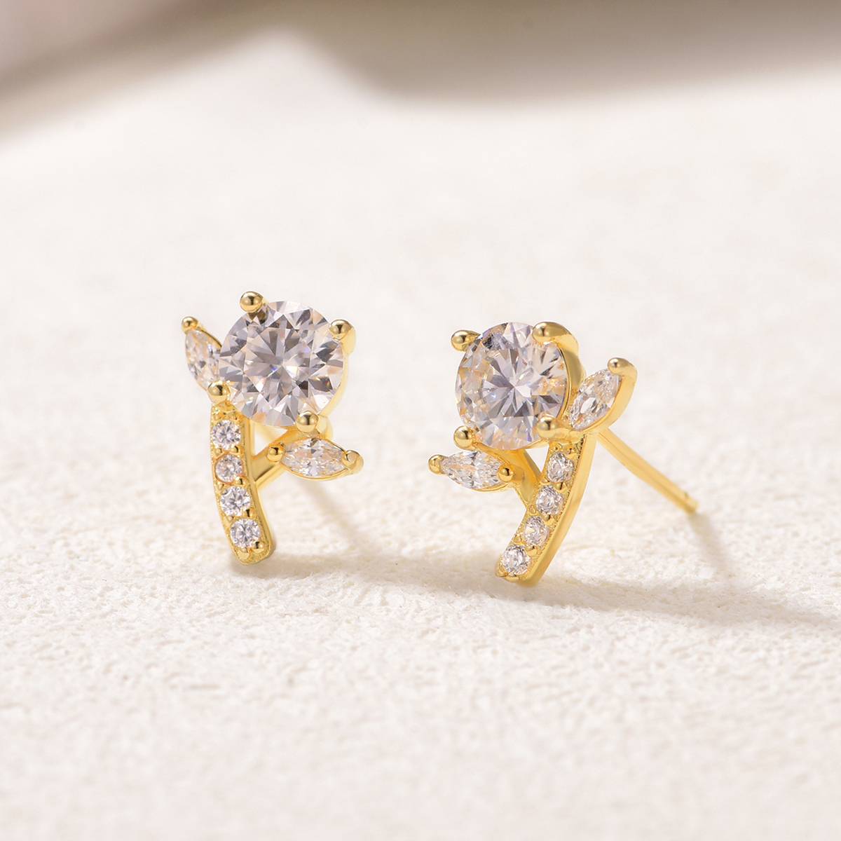 ME0026款S25银镀18K黄金Moissanite小花Stud Earring1.0ct