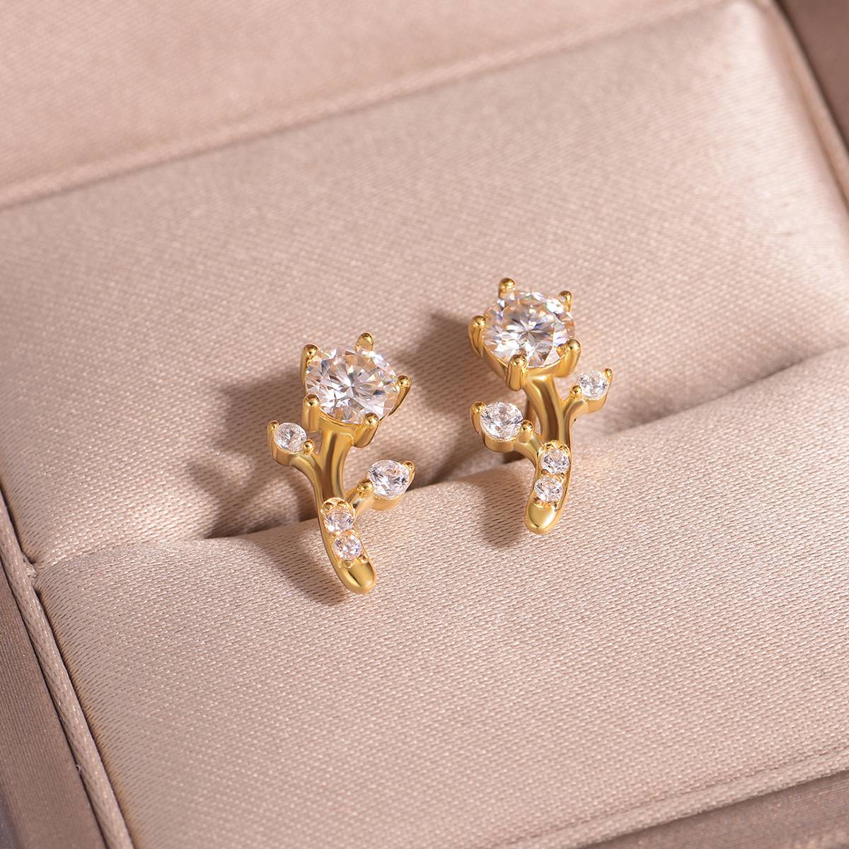 ME0027款S25银镀18K黄金莫桑钻小花耳钉1.0ct